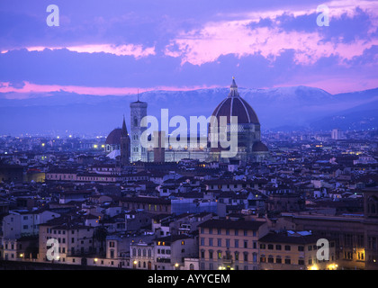 Vista notturna del Duomo con la neve sulle montagne alle spalle Firenze Firenze Toscana Italia Foto Stock