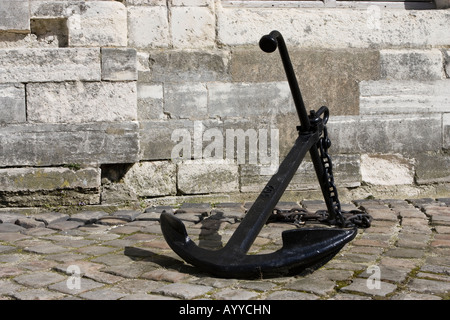 Elemento di ancoraggio sulla pavimentazione, il castello di Vincennes, Francia Foto Stock