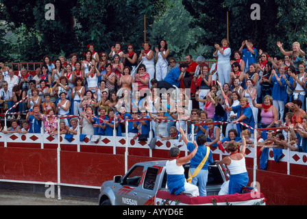 Gli spettatori femmina raccogliere e cantare prima di una corrida sulla Fiesta di Womens giorno nelle corride anello di Autol Foto Stock