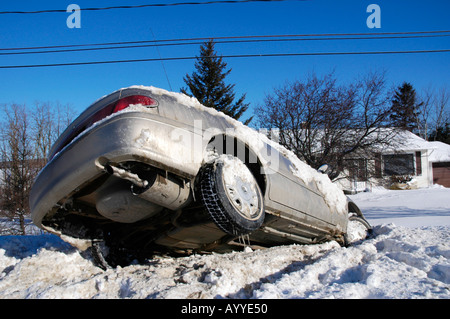 Auto in cumulo di neve dopo la filatura fuori controllo durante una tempesta di neve in New Brunswick Canada Foto Stock