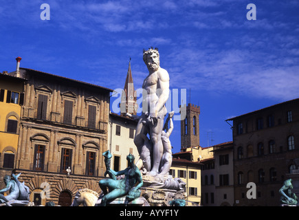 Ammaniati della statua di Nettuno e la fontana di Piazza della Signoria Badia Fiorentina e torri del Bargello di Firenze di sfondo Foto Stock