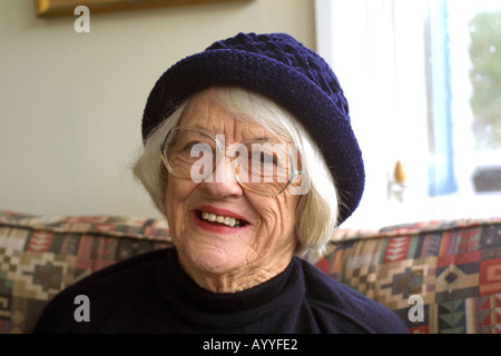 Sorridente donna anziana Foto Stock