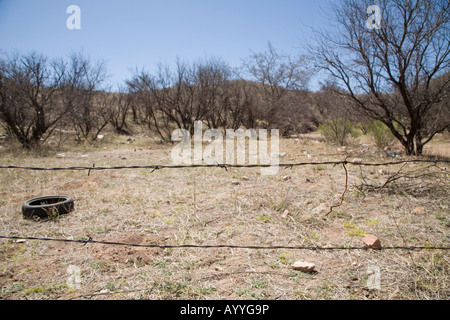 Nogales Arizona USA Messico frontiera è segnato da un recinto di filo spinato e da un pneumatico scartato a est di Nogales Foto Stock