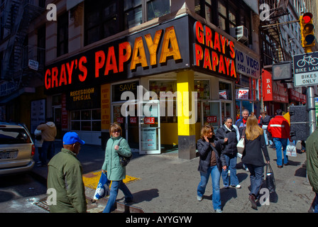 Grigio s papaia hot dog un ristorante fast food sulla Eighth Avenue nel centro di Manhattan Foto Stock