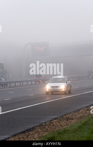 Segno di nebbia sull'autostrada M40. M40, Adderbury, Oxfordshire, Inghilterra Foto Stock