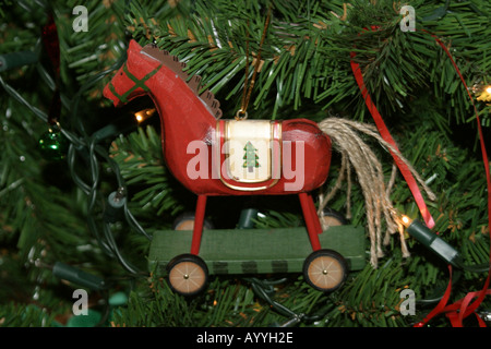 Decorazione di natale di un cavallo a dondolo Foto Stock