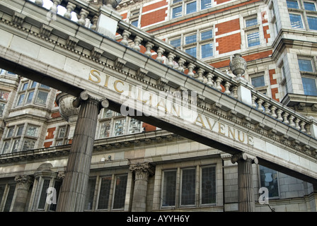 Il siciliano Avenue nel quartiere di Bloomsbury Londra Inghilterra REGNO UNITO Foto Stock