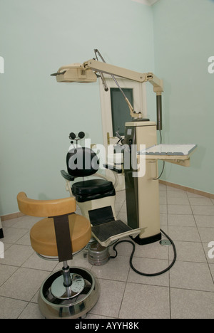 Poltrona del dentista in studio vintage Foto Stock
