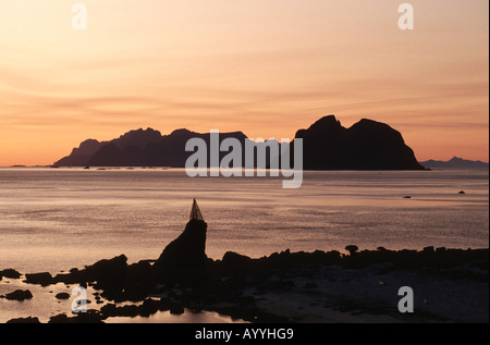 Vista da Vaeroey sulle Isole Lofoten nella luce del sole di mezzanotte, Norvegia Lofoten, Vaeroey Foto Stock