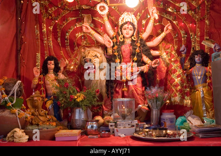 Dea Durga indù divinità idolo in un tempio di strada, vecchia Delhi, India. Vivace santuario religioso con decorazioni e offerte tradizionali. Foto Stock
