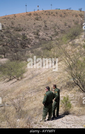 Frontiera usa agenti Patrol cercare gli immigrati clandestini Foto Stock