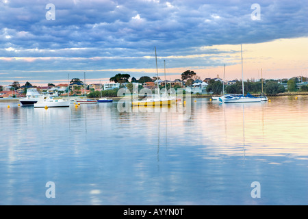 Barche ormeggiate sul Fiume Swan nel sobborgo di Applecross. Perth, Western Australia Foto Stock