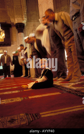 La preghiera del venerdì all'interno della Moschea di Abu Abbas al Mursi Alessandria d Egitto Foto Stock