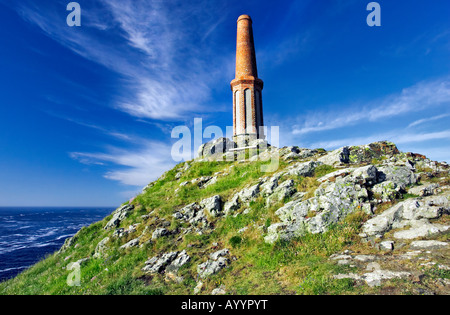 Un camino da una vecchia miniera di stagno alla sommità del Cape Cornwall, Penwith su Cornwall dalla costa atlantica. Nei pressi di San Giusto Foto Stock