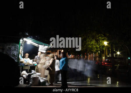 La gente in coda per le caldarroste di notte Foto Stock