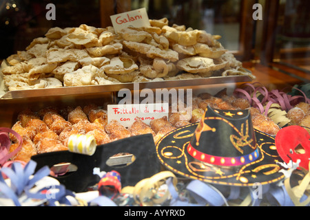 La pasticceria appositamente realizzati durante il tempo di carnevale sono visualizzati in una finestra del negozio, a Verona, Italia settentrionale Foto Stock