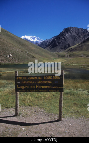 Cartello del Parco Provinciale Aconcagua a Laguna Horcones, Monte Aconcagua in background, provincia di Mendoza, Argentina Foto Stock