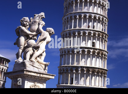 Cupido statua e la Torre Pendente di Pisa Piazza del Duomo il Campo dei Miracoli Pisa Toscana Italia Foto Stock