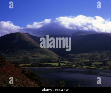 La luce del sole illuminando le basse pendici di Lingmell e Riva di Wastwater Wasdale con Scafell Pike in background Cumbria Foto Stock