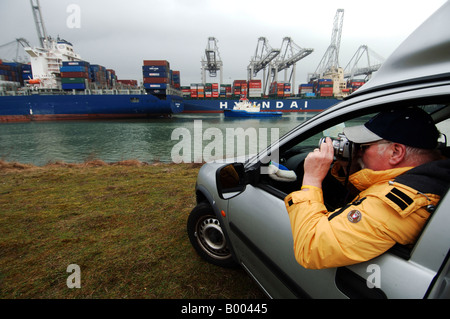 Porto di Rotterdam Europoort contenitore spotter Hans Tobbe scattare foto dei contenitori di carico Foto Stock