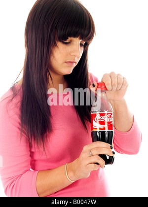 Adolescente di apertura di una bottiglia di coca cola modello rilasciato Foto Stock