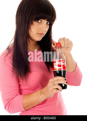 Adolescente di bere una bottiglia di coca cola modello rilasciato Foto Stock