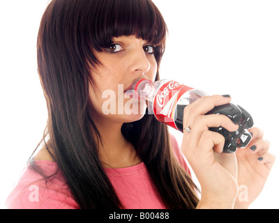 Adolescente di bere una bottiglia di coca cola modello rilasciato Foto Stock