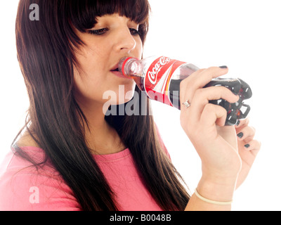 Adolescente di bere una bottiglia di coca cola modello rilasciato Foto Stock