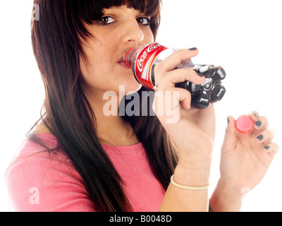 Adolescente di bere una bottiglia di coca cola modello rilasciato Foto Stock