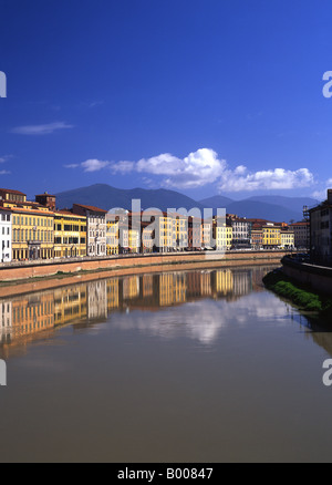 Arno riverfront Lungarno con le colline in lontananza Pisa Toscana Italia Foto Stock