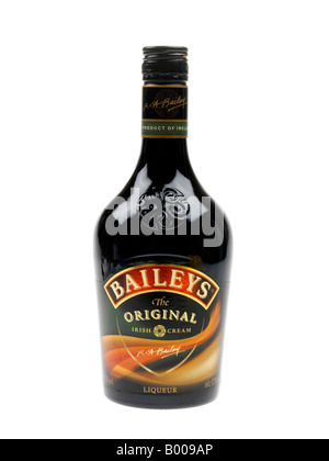 Bottiglia di Baileys originale liquore Irish cream isolata contro uno sfondo bianco con un tracciato di ritaglio e nessun popolo in quella costruttori il branding Foto Stock