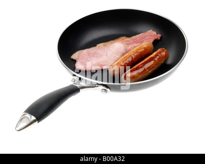 Spessore di cottura le salsicce e bacon in una padella isolata contro uno sfondo bianco con un tracciato di ritaglio e nessun popolo Foto Stock