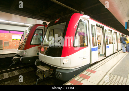 treno suburbano parcheggiato alla stazione Foto Stock