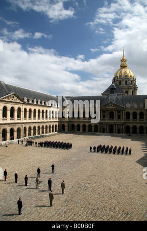 Una medaglia militare cerimonia che si svolge nella cour d'honneur ("corte d'onore') a Hotel des Invalides, Paris. Foto Stock