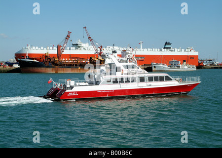 Red Jet 2 Hi Speed catamarano traghetto passeggeri gestiti da Imbuto Rosso società fra Southampton e Cowes Isola di Wight in Inghilterra Foto Stock