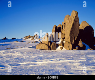 Tori di granito sulla gamma Ramshead in inverno la neve montagne innevate Kosciuszko Parco Nazionale del Nuovo Galles del Sud Australia Foto Stock