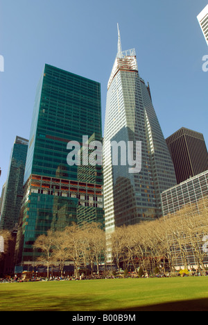 L'ex edificio Verizon sotto lavori di rinnovo e l'under construction Bank of America Tower Foto Stock