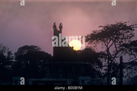 Queen Victoria Memorial di Calcutta,una volta che una posizione dominante in tutto il mondo,ora affronta il tramonto su Kolkata è solo di Maidan Foto Stock