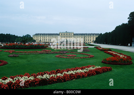 I giardini del Palazzo di Schonbrunn, Vienna, Austria. Scolpito il giardino lo spazio tra il palazzo e il Neptune bene. Foto Stock