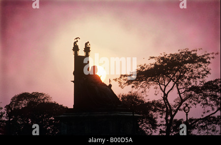 Queen Victoria Memorial di Calcutta,una volta che una posizione dominante in tutto il mondo,ora affronta il tramonto su Kolkata è solo di Maidan Foto Stock