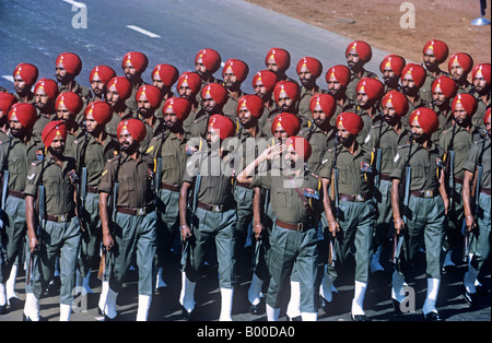 Delhi,Repubblica parata del giorno un reggimento sikh marche passato. Il reggimento sikh è il più altamente decorato dell'esercito indiano. Foto Stock