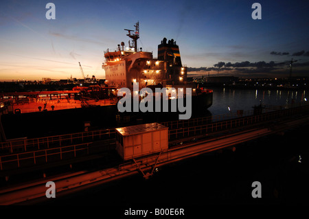 Porto di Rotterdam Botlek Vopak terminale petrolifero di una petroliera ancorata Foto Stock