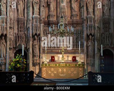 La preghiera dei regali da Carlo II alta altare la Cattedrale di Winchester Engalnd Foto Stock