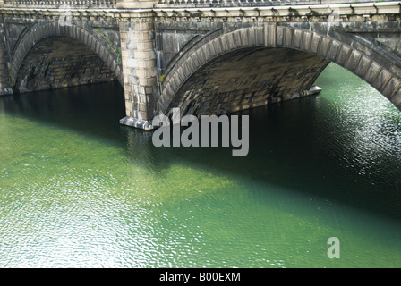 Il ponte di Nijubashi conosciuto anche come il Ponte Meganebashi, Tokyo Imperial Palace, Giappone. Foto Stock