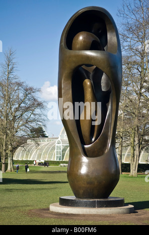 Grandi montante interno/forma esterna Henry Moor a Kew Gardens Londra Inghilterra REGNO UNITO Foto Stock