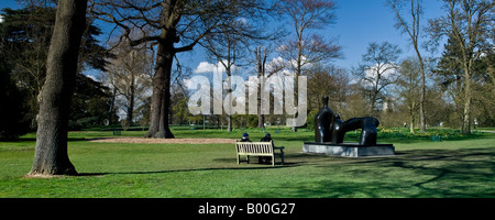 Figura distesa: Arch gamba Henry Moor a Kew Gardens Londra Inghilterra REGNO UNITO Foto Stock
