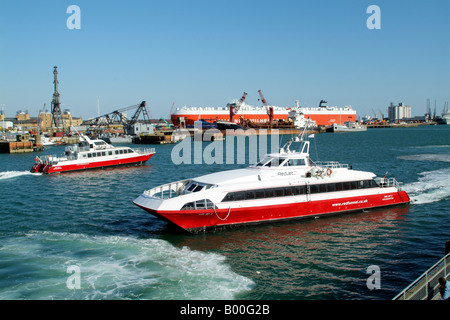 Red Jet catamarani azionato da Imbuto Rosso società fra Southampton e Cowes Isola di Wight in Inghilterra Foto Stock