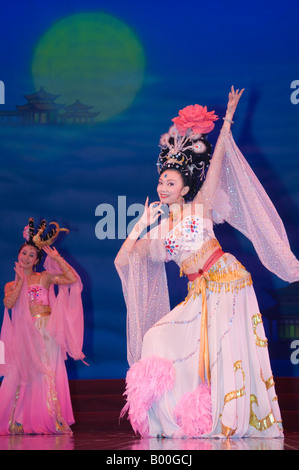 I ballerini di esecuzione della Via della Seta un codolo danza durante la Dinastia Tang teatro in Xian Provincia di Shaanxi Cina Asia Foto Stock