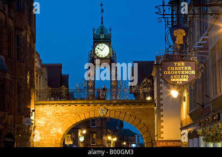 Il famoso Victorian Eastgate Clock sulla cinta muraria romana di notte, Chester, Cheshire, Inghilterra, Regno Unito Foto Stock