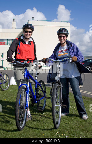 I ciclisti che partecipano nella carità in bicicletta, Sussex, Inghilterra Foto Stock